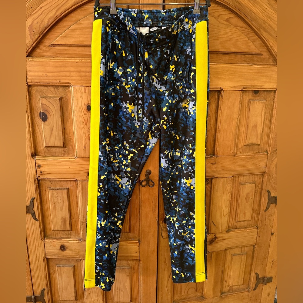 Nike Men’s Heritage Tribute Blue YellowBlack Camo Training Pants, size M